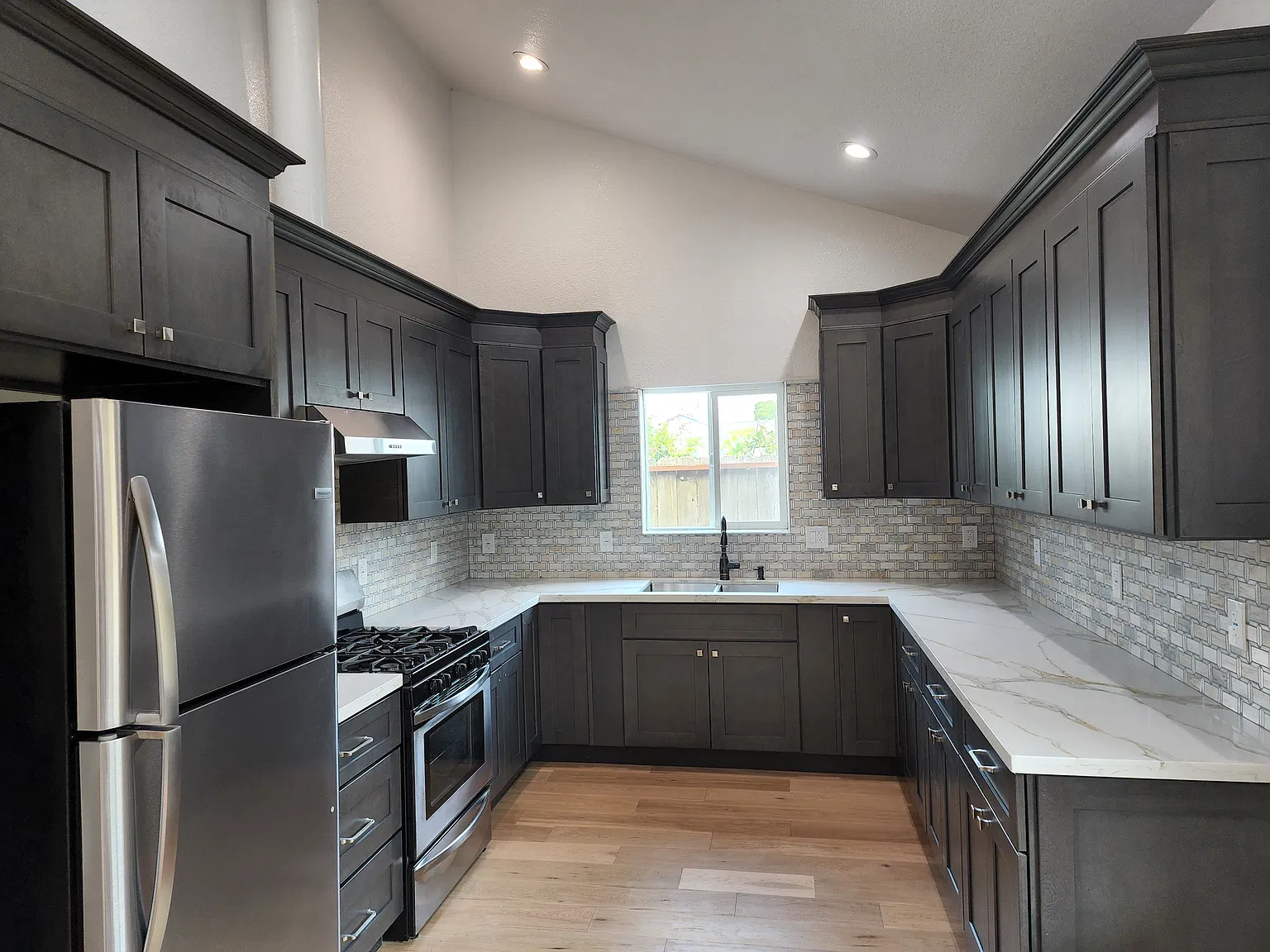 2 bed, 735 sqft, $3,050 — Photo 3