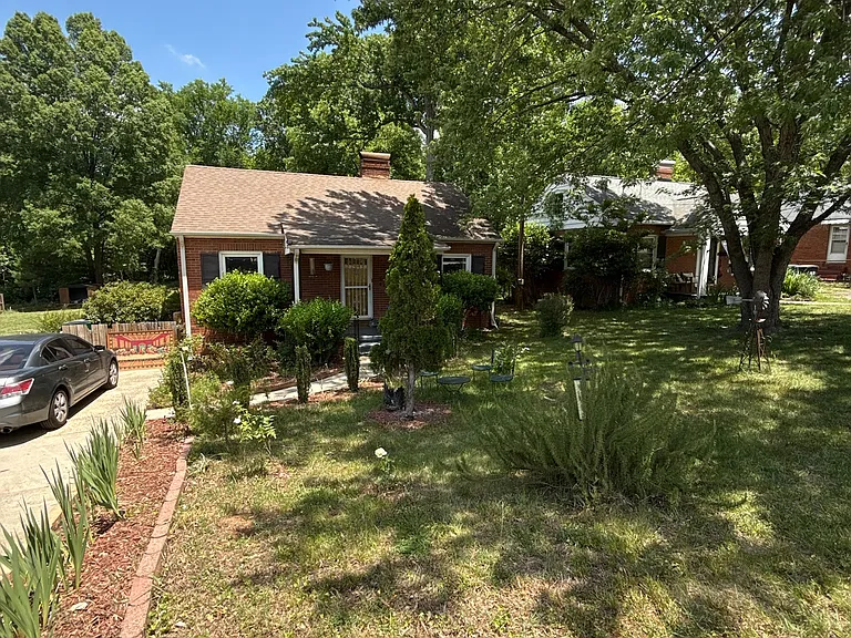 324 E Peterson Dr — Photo 2