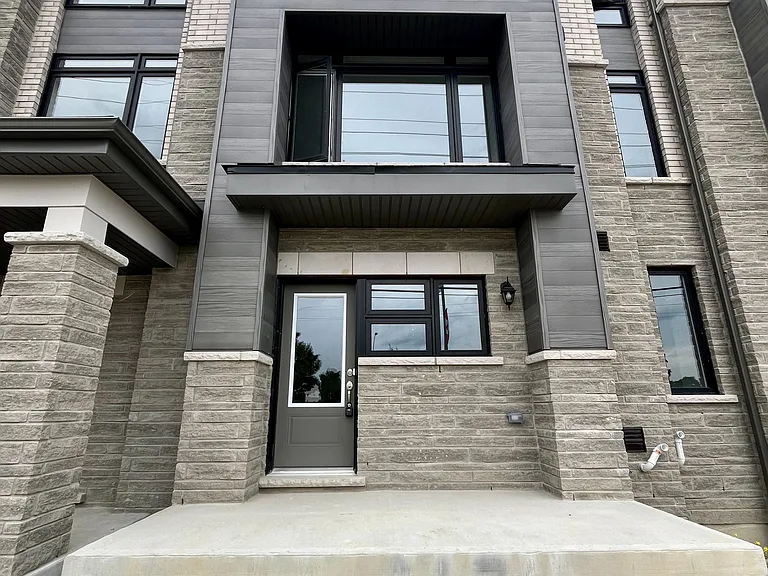 116 Blick Cres — Photo 1