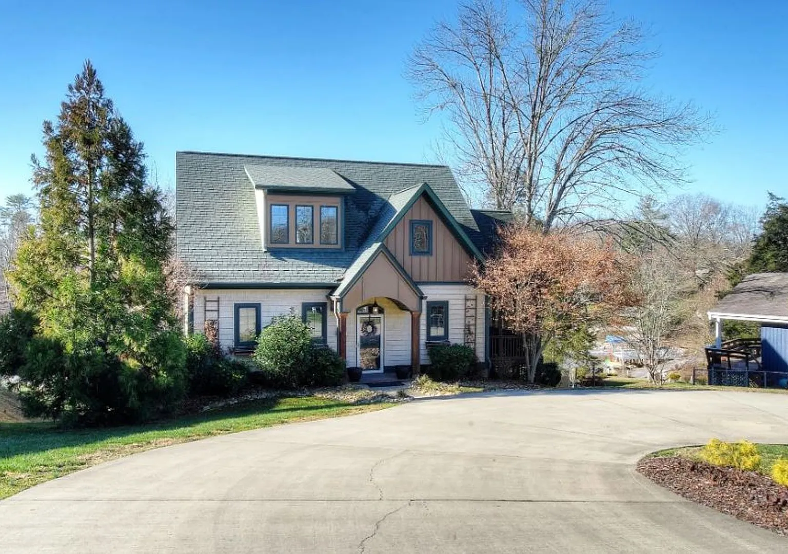 Gorgeous Lake House! 3 Bedrooms/3.5 Baths On Boone Lake $3,900 Monthly — Photo 2