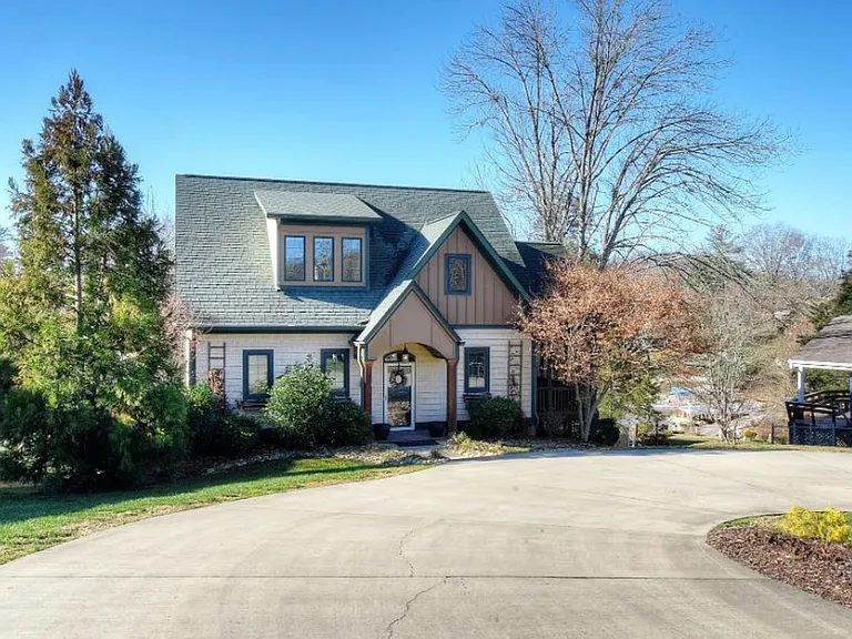 121 Lake Haven Dr — Photo 2
