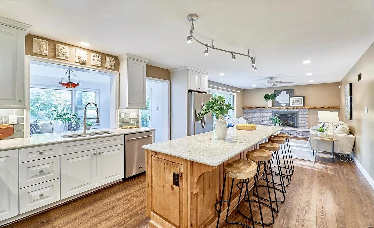 4 bed, 2.5 bath, 3414 sqft, $6,000 — Photo 4