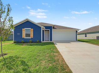560 Riggs St, Prairie Grove, AR 72753