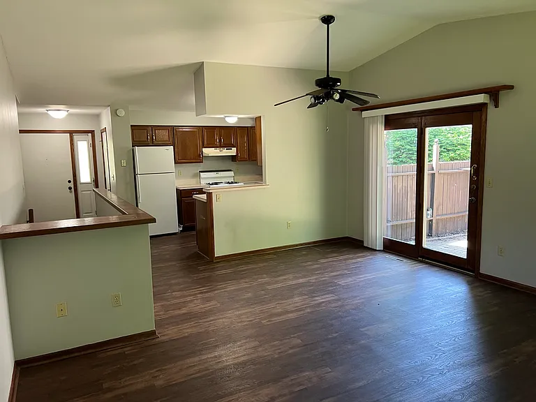 626 Plainfield Ct — Photo 6
