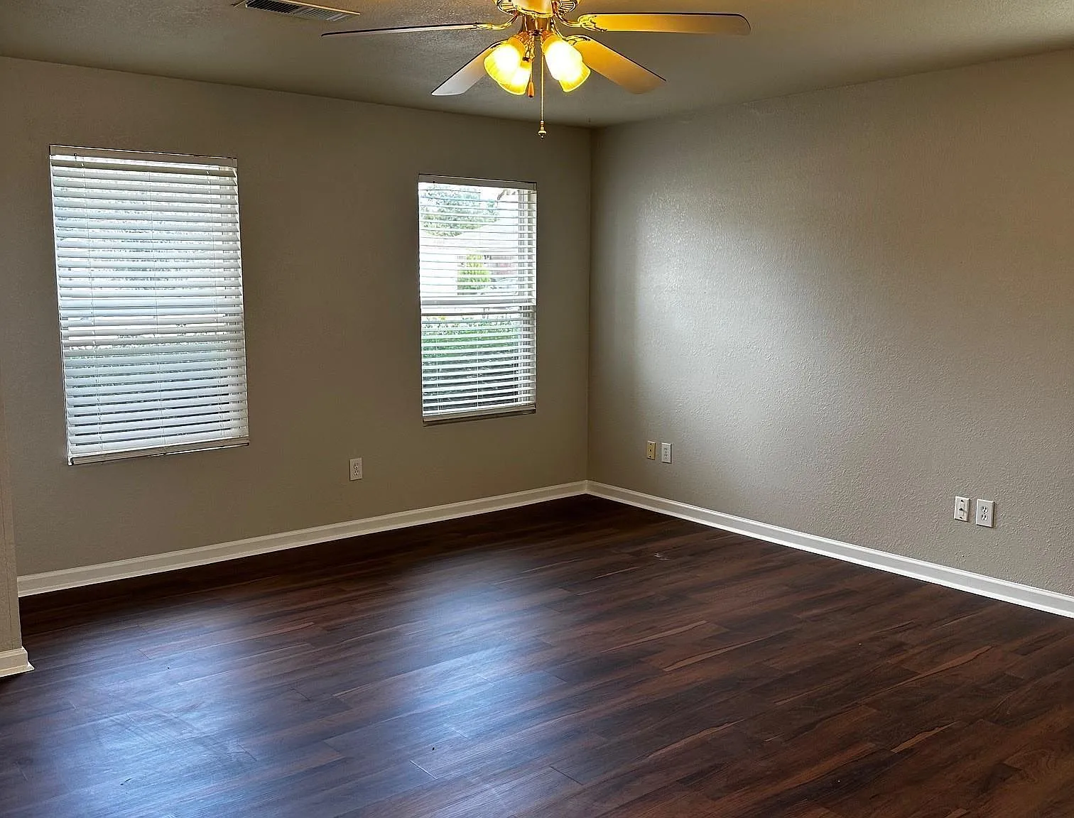 3 bed, 2.5 bath, 2307 sqft, $1,950 — Photo 4