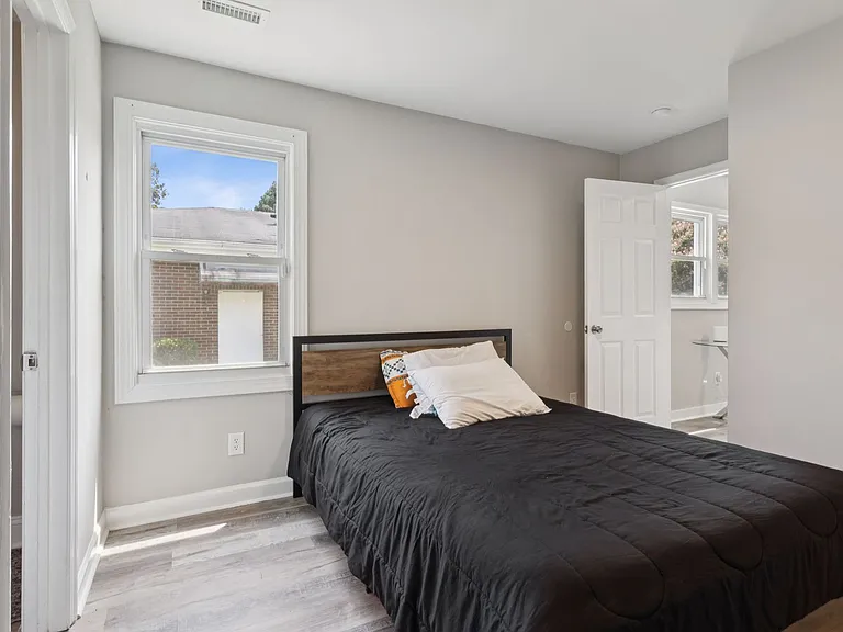 209 Woodstock St — Photo 14