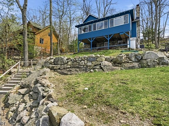 3rd image of 1193 Lakeside Dr E
