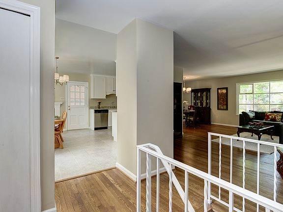 3rd image of 3538 Queen Anne Dr