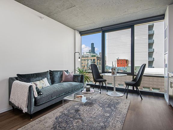 4th image of 1402 S Wabash Ave #305