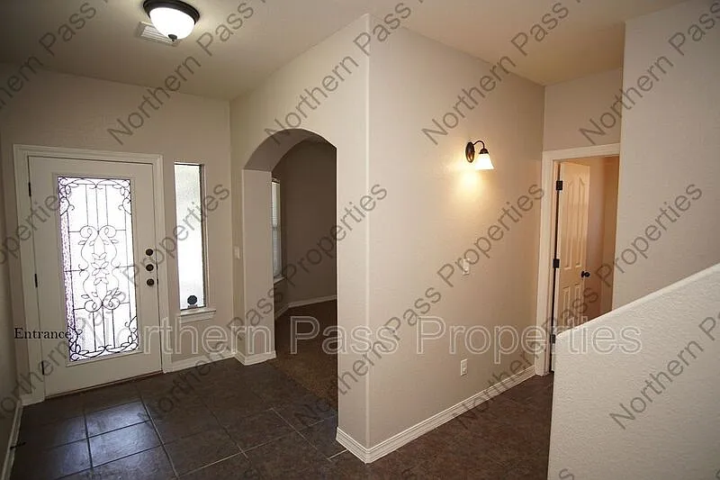 3 bed, 2.5 bath, 1902 sqft, $1,925 — Photo 3