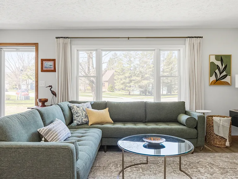 Spacious main living room with lots of seating