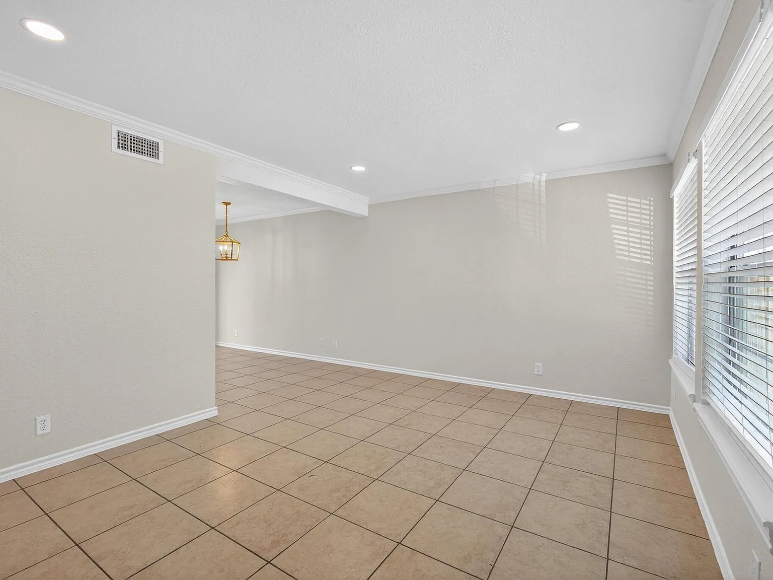 2 bed, 1.5 bath, 1068 sqft, $1,600 — Photo 4