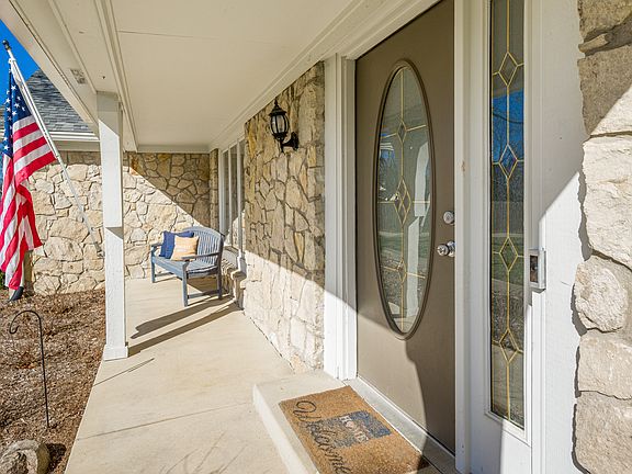 4th image of 635 Sugarbush Dr