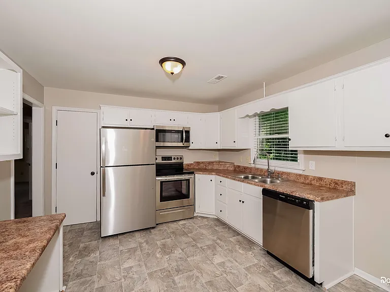 753 Vaughn Cir — Photo 3