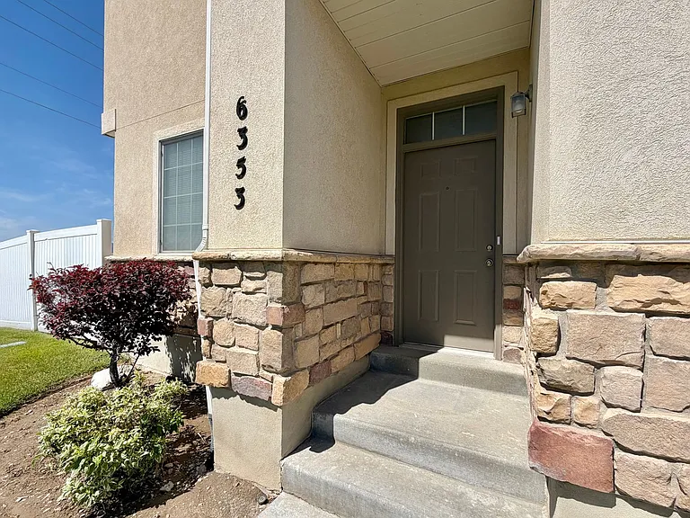 6353 W Passenger Ln — Photo 2
