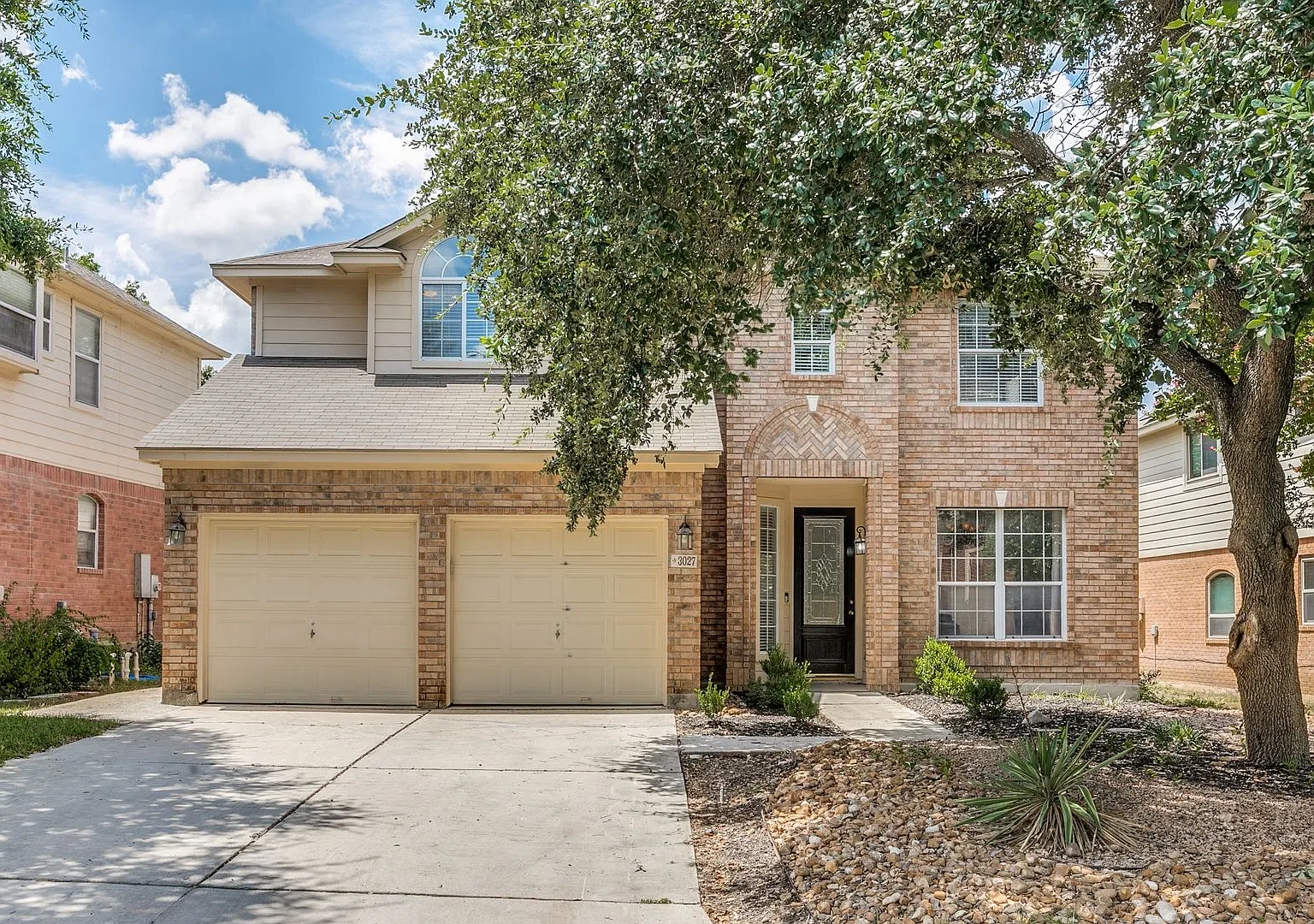 Charming 3 Bedroom 2.5 Baths located in Fall Creek! — Photo 1