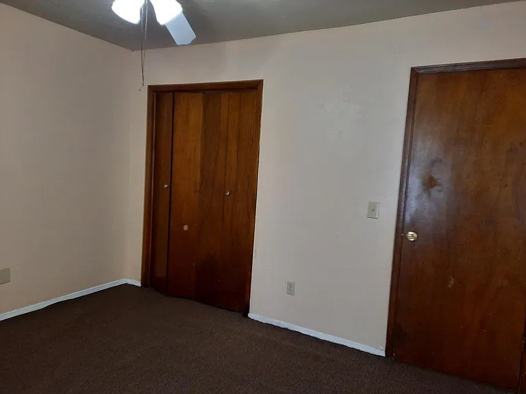 812 E Walnut St — Photo 22