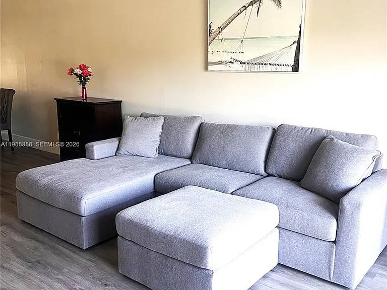 400 N Riverside Dr #214 — Photo 8