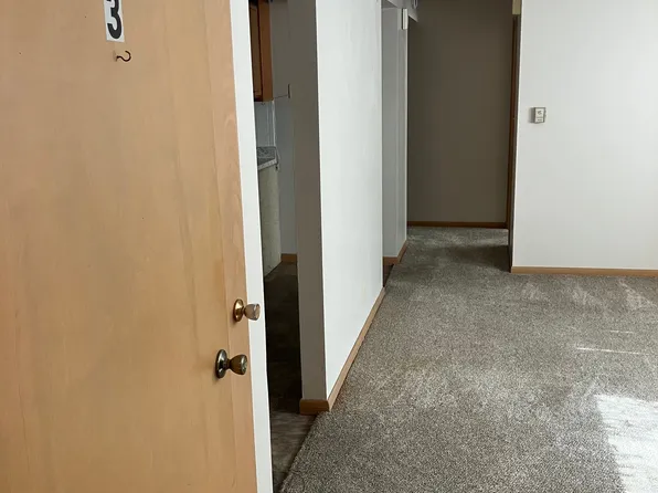821 J St APT 3, Fairbury, NE 68352