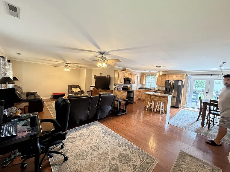 3710 Robinson St — Photo 7