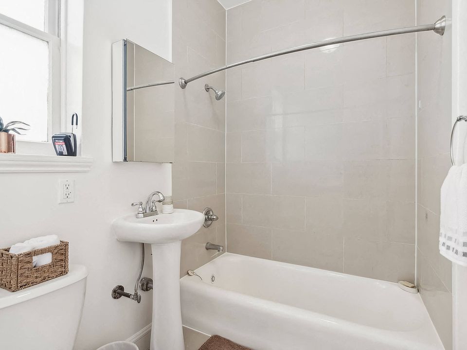Bathroom with a toilet, sink and bathtub