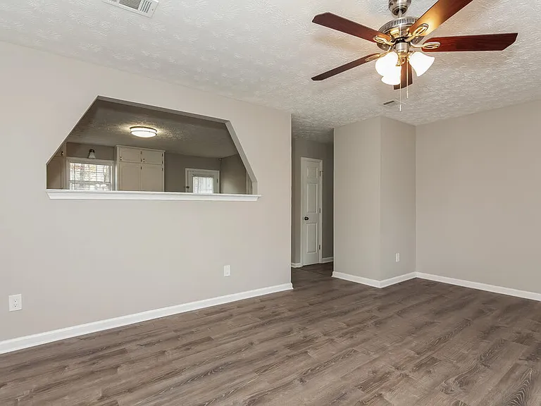 915 Walnut Creek Ln — Photo 4