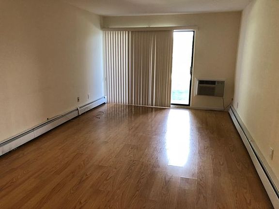 5th image of 836 Main St APT C