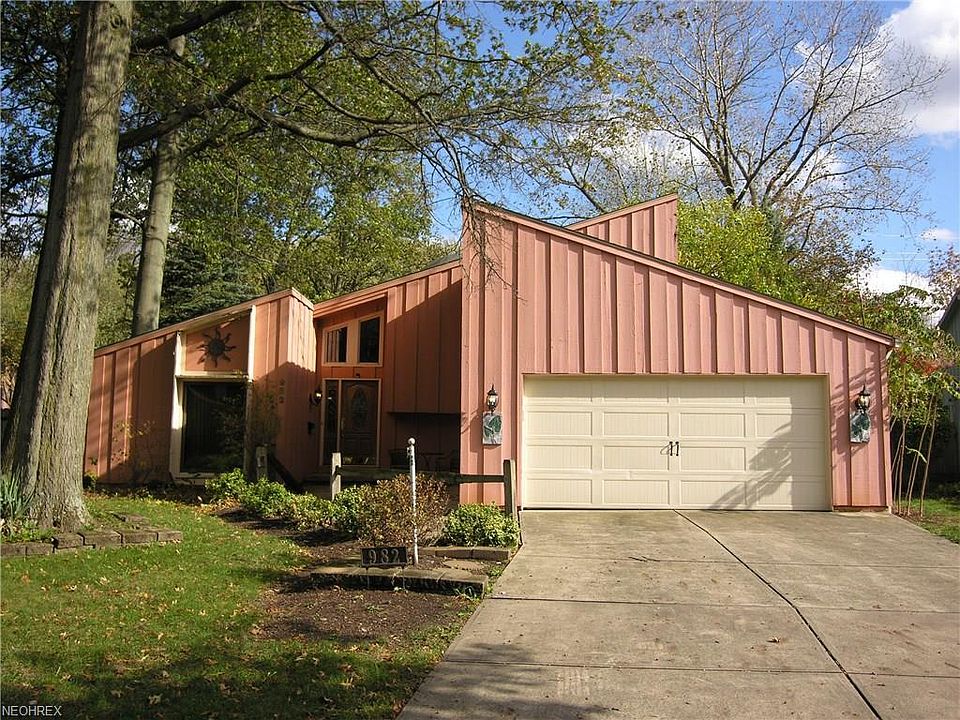 1st image of 982 Bennett Dr