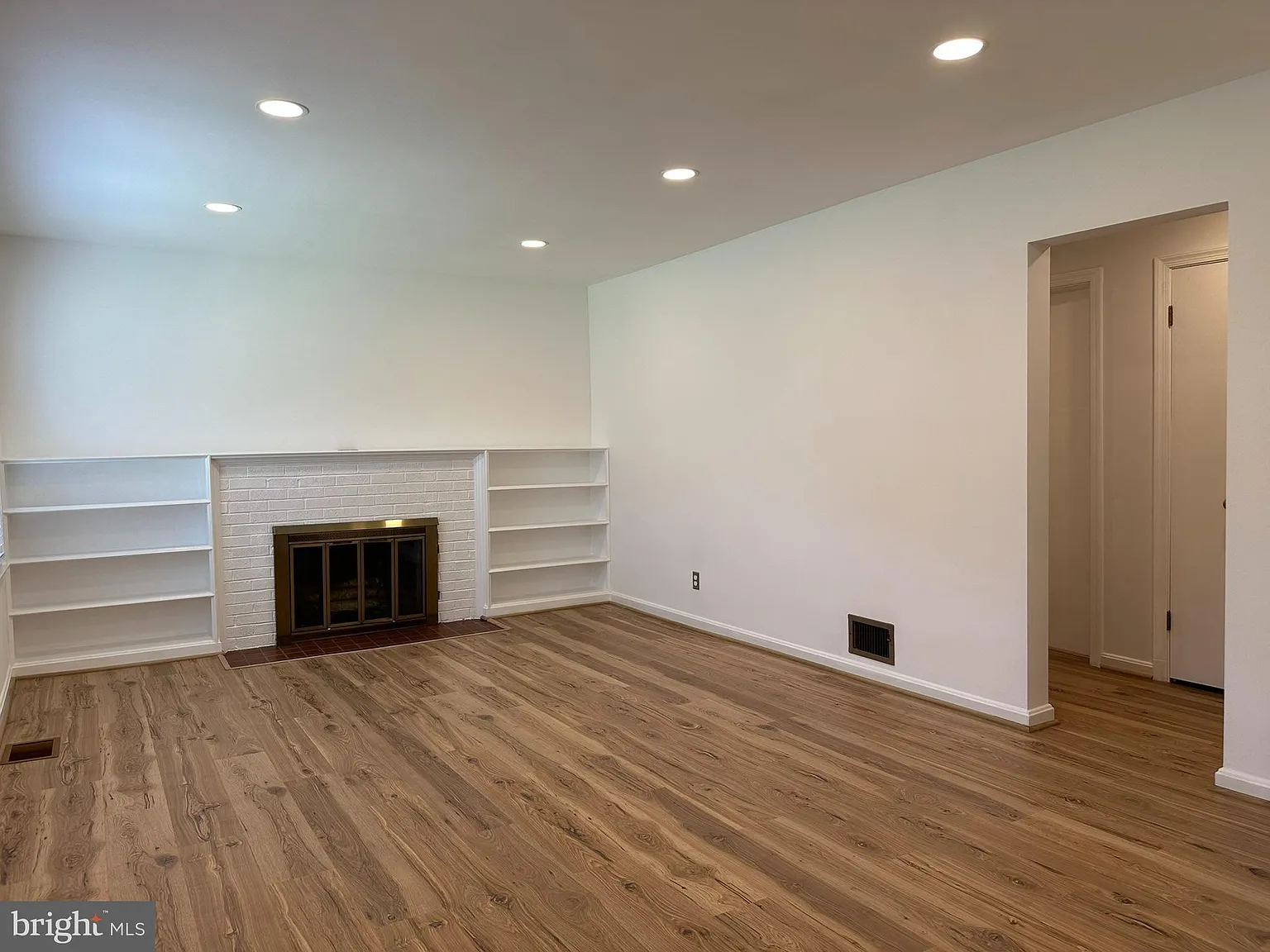 3 bed, 1342 sqft, $4,200 — Photo 4