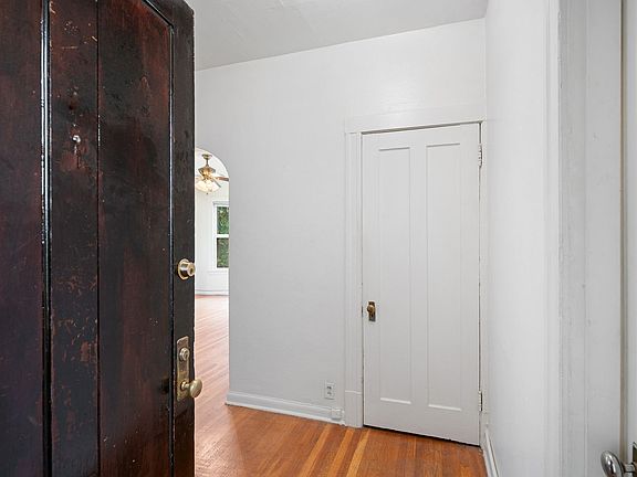 3rd image of 432 Summit Ave E APT I