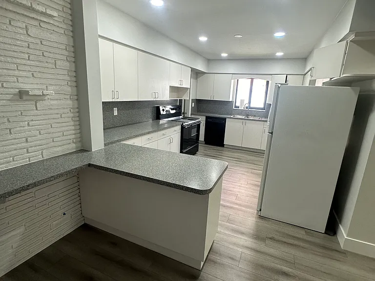 1845 Thomas St — Photo 7