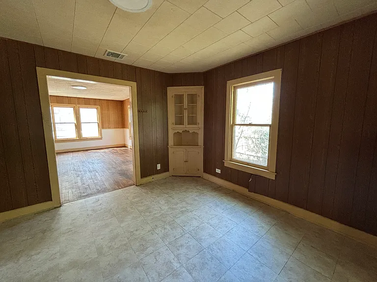 1126 Victoria St — Photo 3