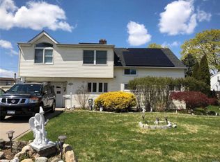 20 Sparrow Ln, Levittown, NY 11756