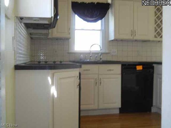 3rd image of 24271 Hartland Dr