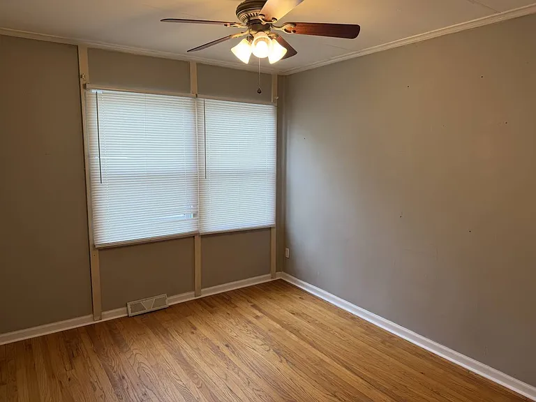 918 NE 44th Ter — Photo 3