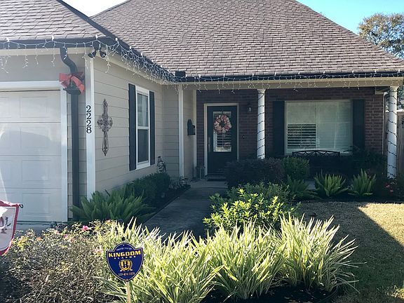 2nd image of 2228 Elm St