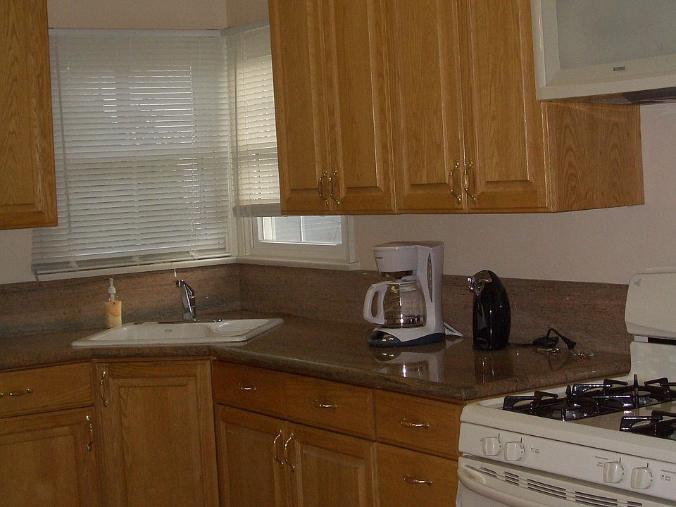 Kitchen oak cabinets, newer appliances