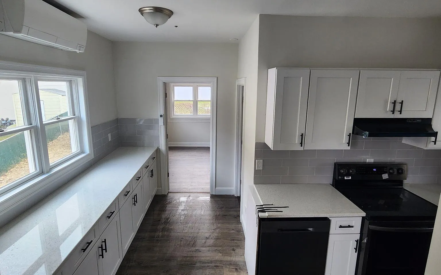 3 bed, 1300 sqft, $4,200 — Photo 1