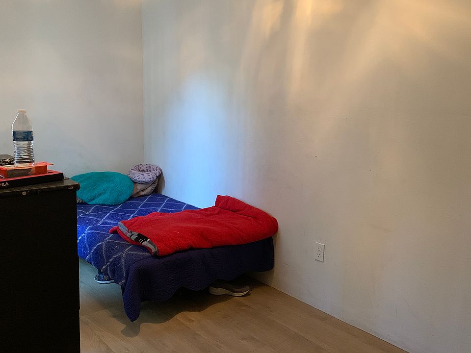 2nd image of 140 W M St