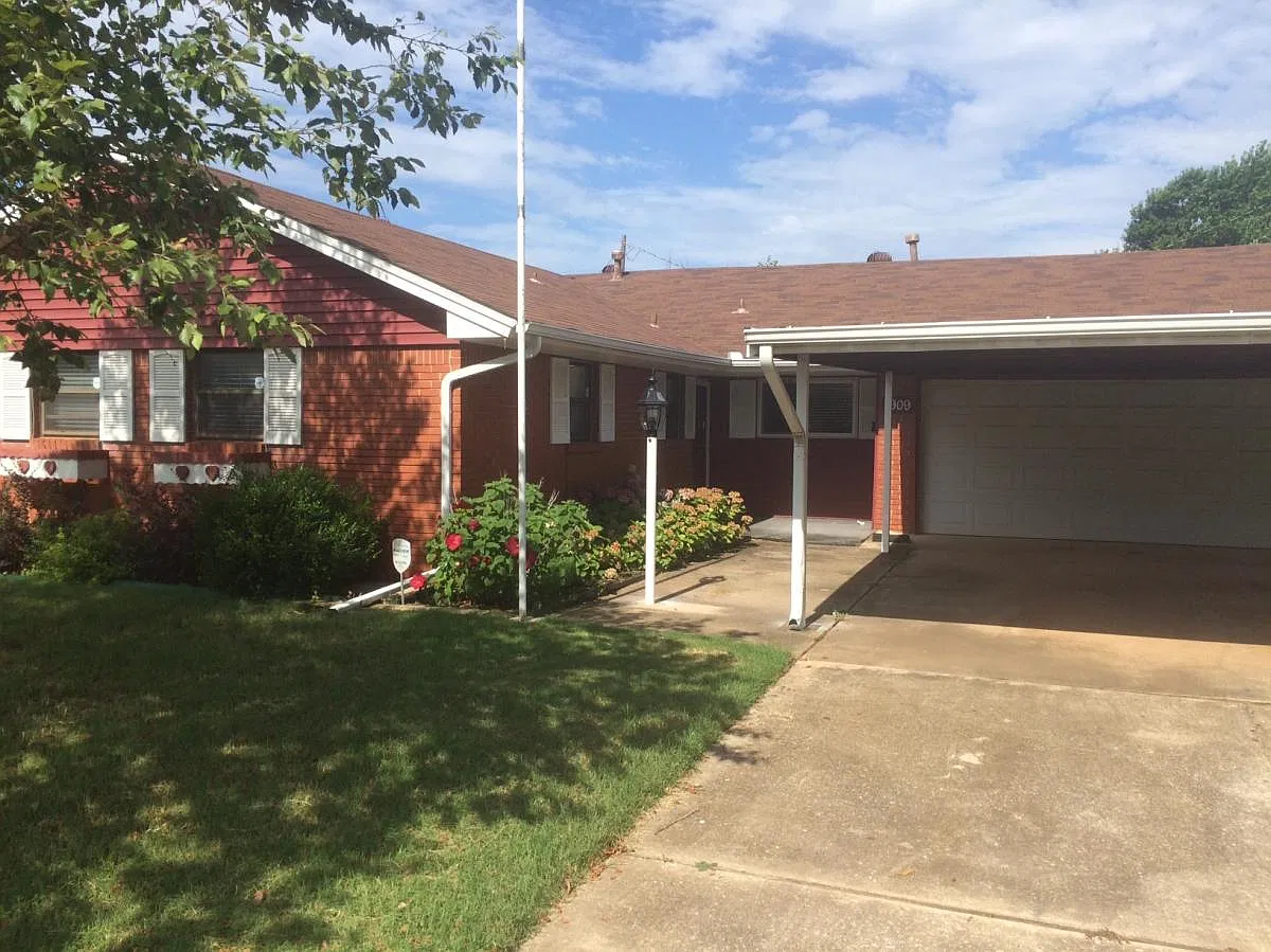 3 bed, 1.5 bath, 1226 sqft, $1,295 — Photo 2