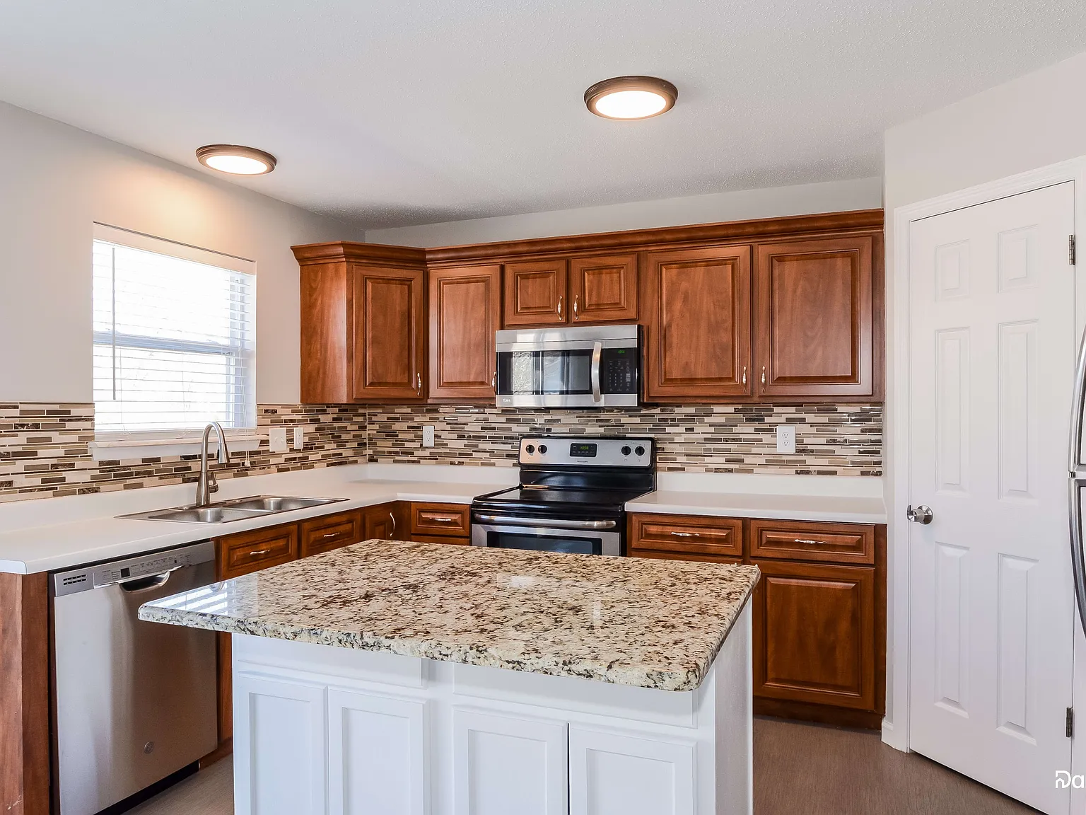 3 bed, 3.0 bath, 2430 sqft, $2,625 — Photo 3
