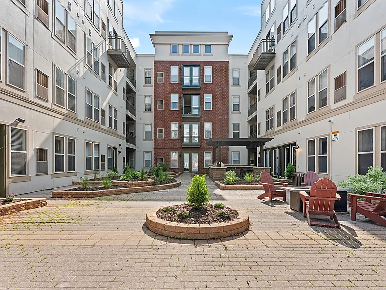 Uptown Lake Apartments — Photo 33