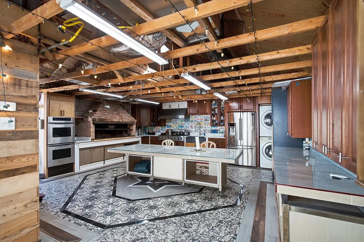 Studio, 650 sqft, $1,750 — Photo 2