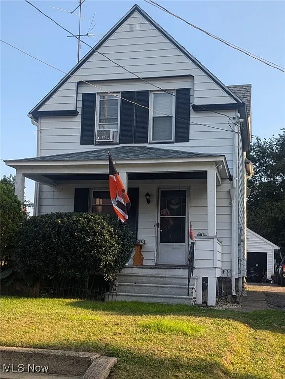 578 Forest St NE photo 1