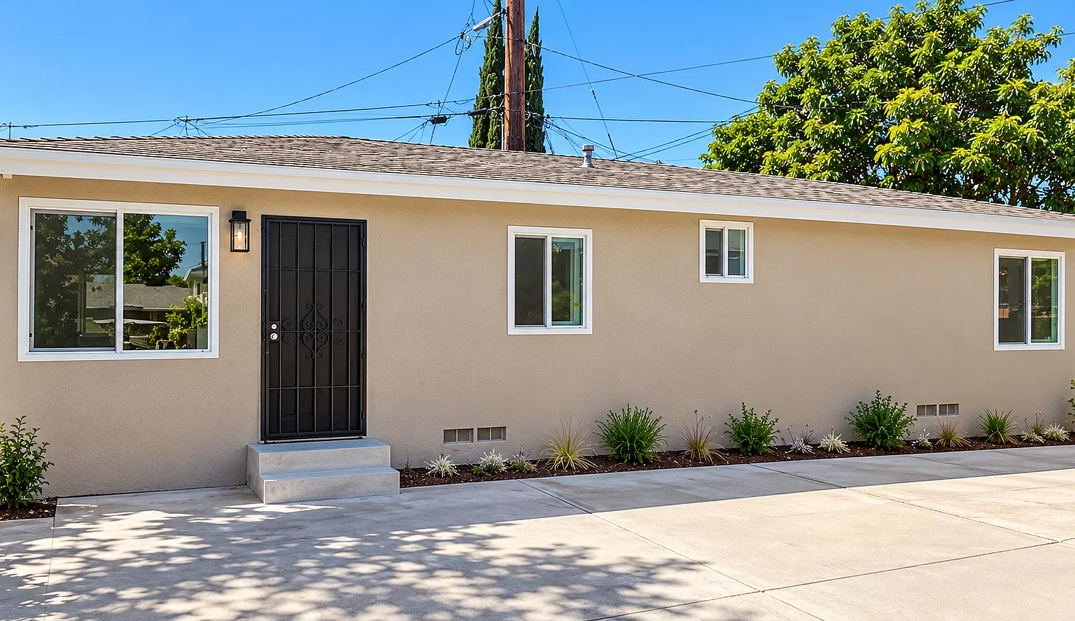 3 bed, 900 sqft, $3,300 — Photo 1