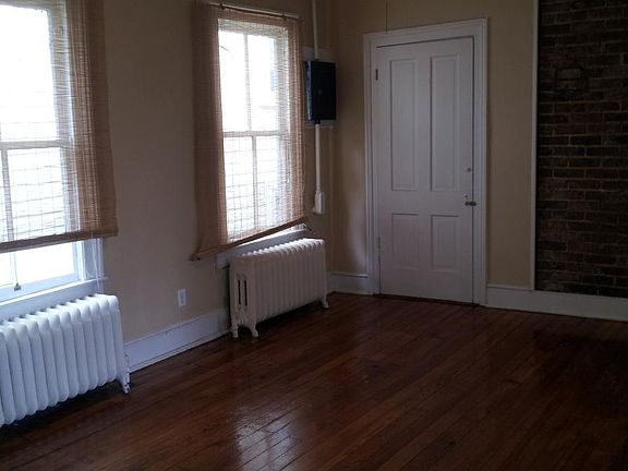 Large Living Room/Family Room w/coat closet