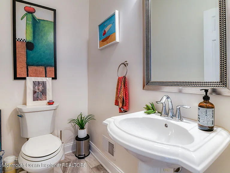 90 Lawrence Ave — Photo 16