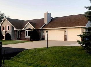 2644 Oakwood Cir, Oshkosh, WI 54904