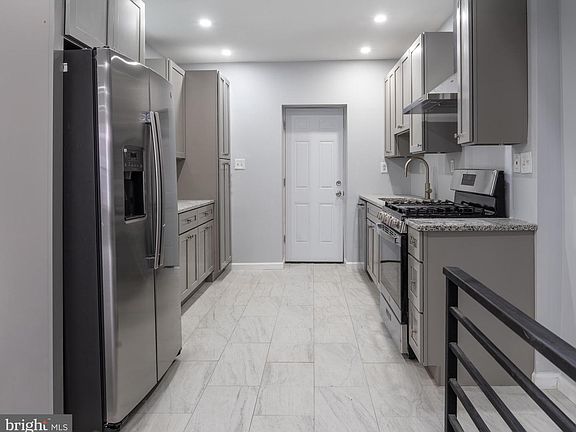 5th image of 2323 Moore St
