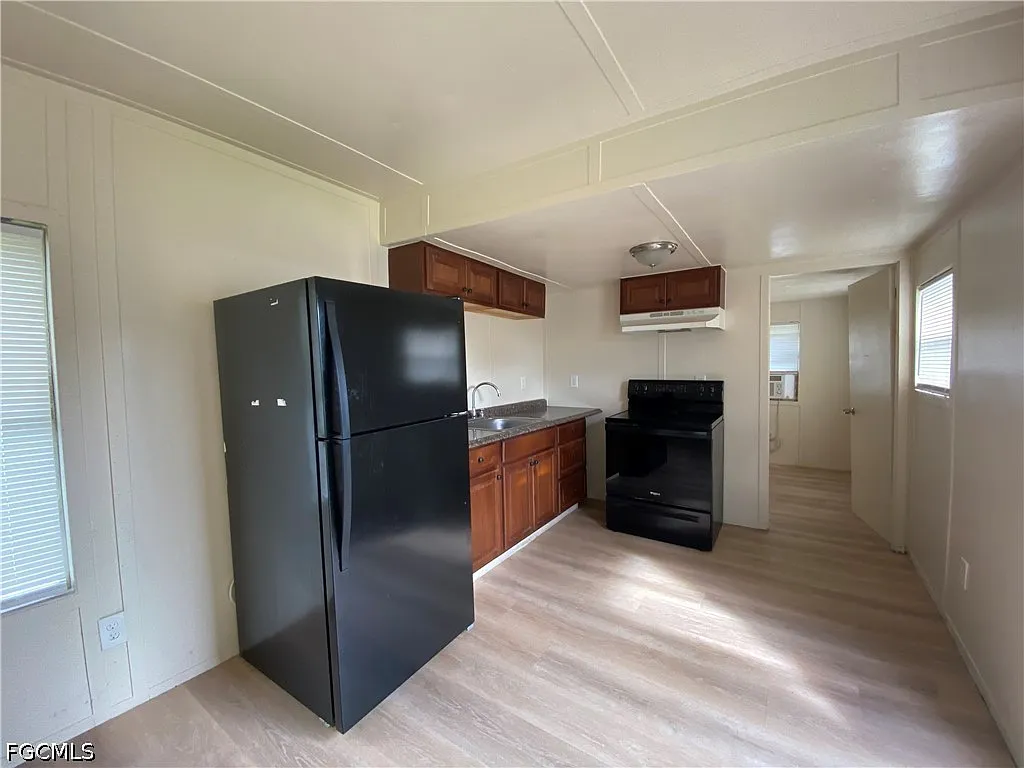 3 bed, 1.0 bath, 520 sqft, $825 — Photo 2